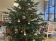 Un grand sapin décoré ensemble  Résidence Les Gloriettes Crouy